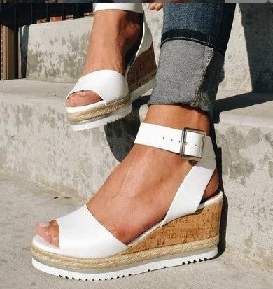 TINATII | Sandalen mit Schnallen und Keilabsatz für Komfort und Eleganz