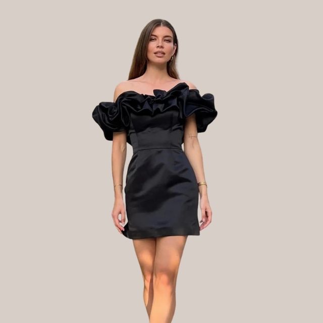 TINATII | Schulterfreies Cocktailkleid mit Rüschendetail