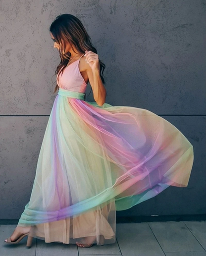 TINATII | Lebhaftes Regenbogenkleid für einen auffälligen Stil