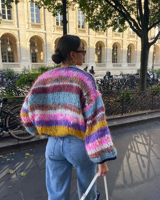 TINATII | Gestreifte Strickjacke mit Puffärmeln