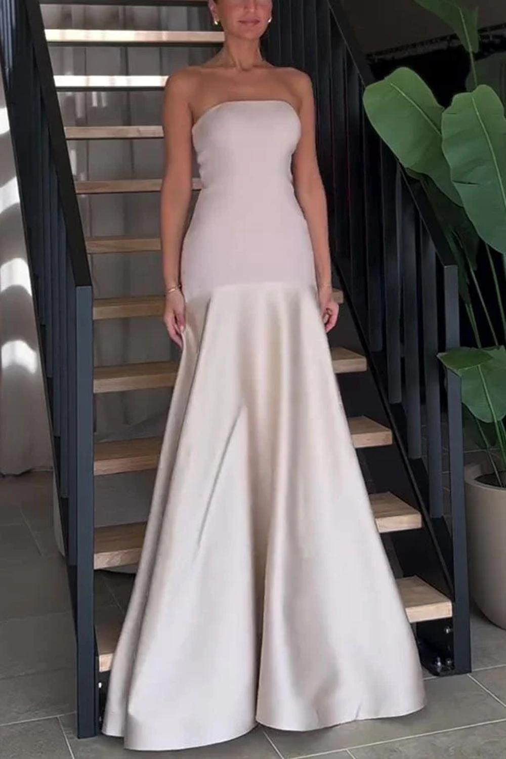 TINATII | Satin Kleid Trägerlos mit Flare-Schnitt