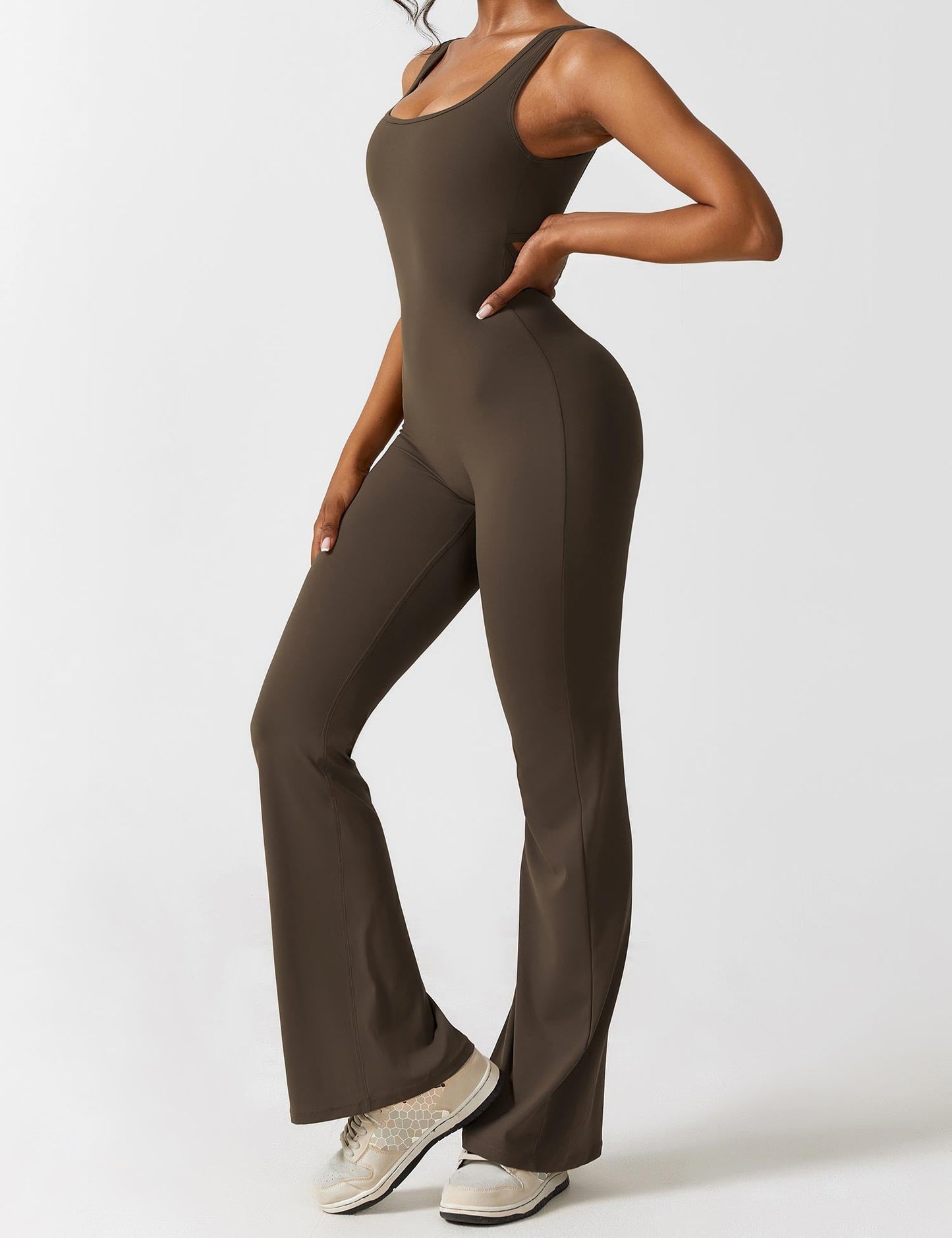 TINATII | Hals Jumpsuit mit Ausgestellten Beinen - Elegantes Design