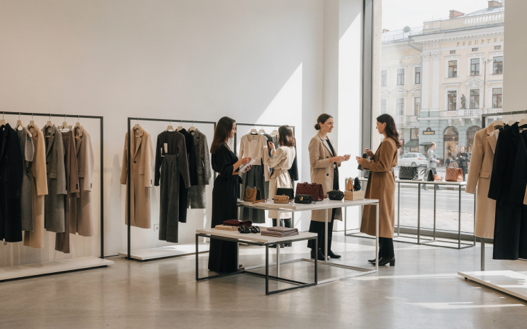 Почему модные бренды уходят от чистого онлайн-формата к шоурумам и pop-up точкам